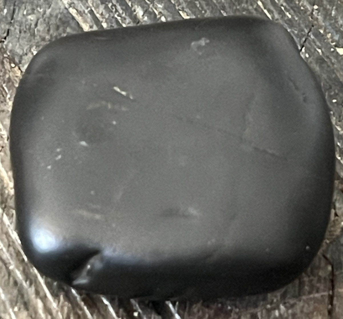 ancien_galet_sculpte_noir_figure_anthropomorphe_primitive_pierre_polie_art