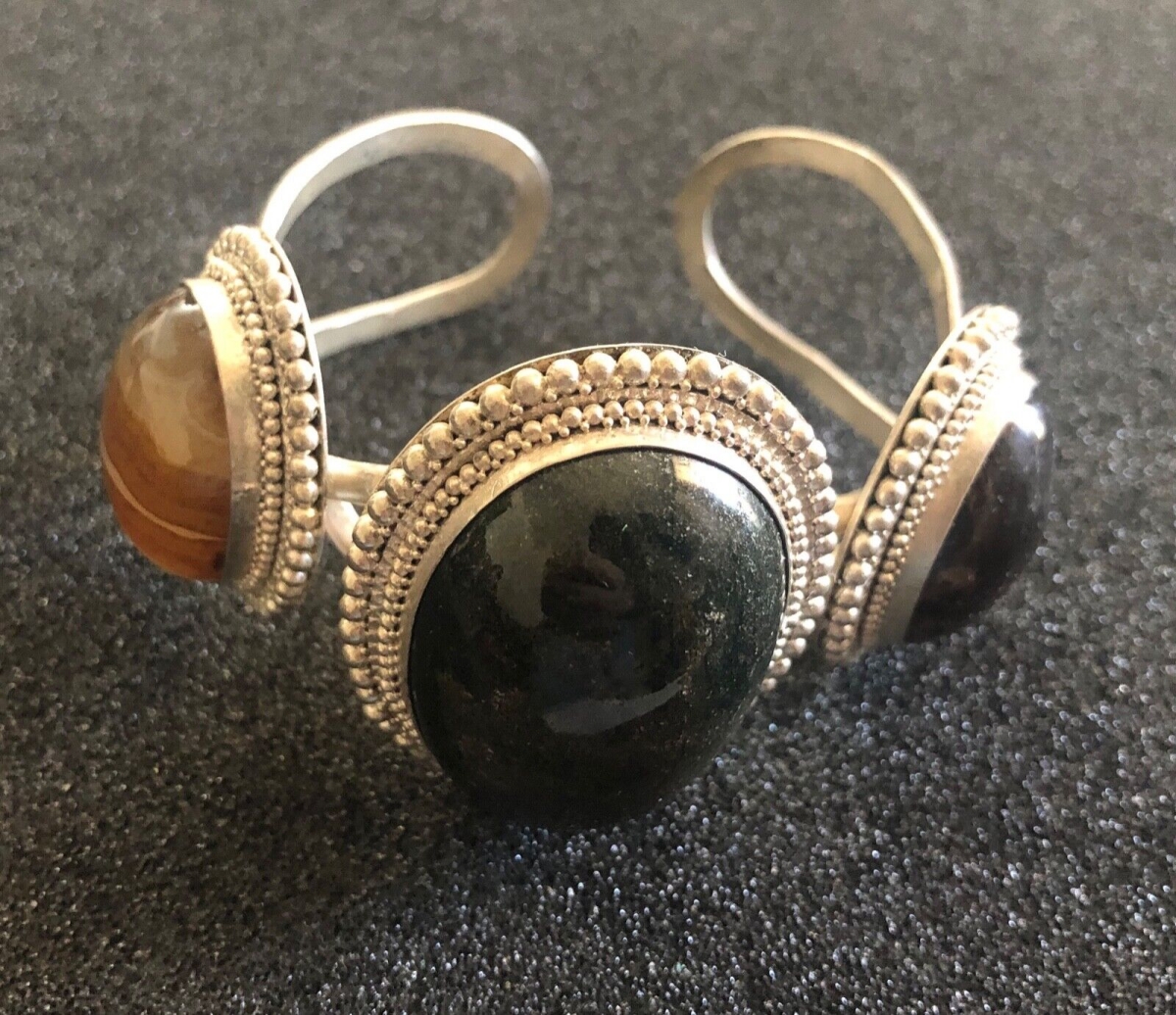 bracelet_ethnique_a_trois_cabochons_bijoux_origine_non_identifiee_?