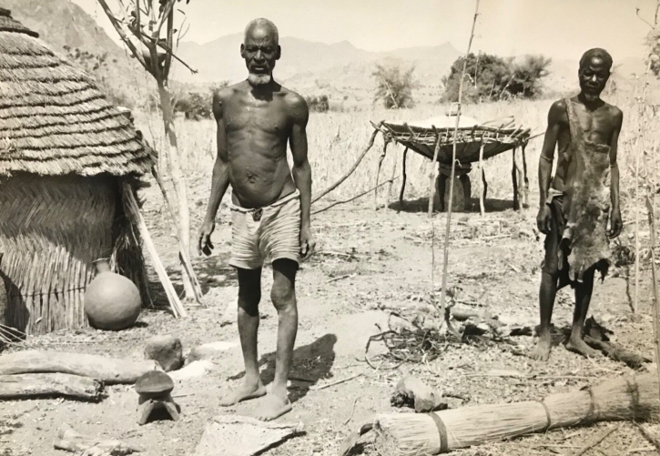 rhumsiki_cameroun__afrique_hommes_kapsiki__circa_1950__12,8_x_8,8_cm_cameroun_homme_