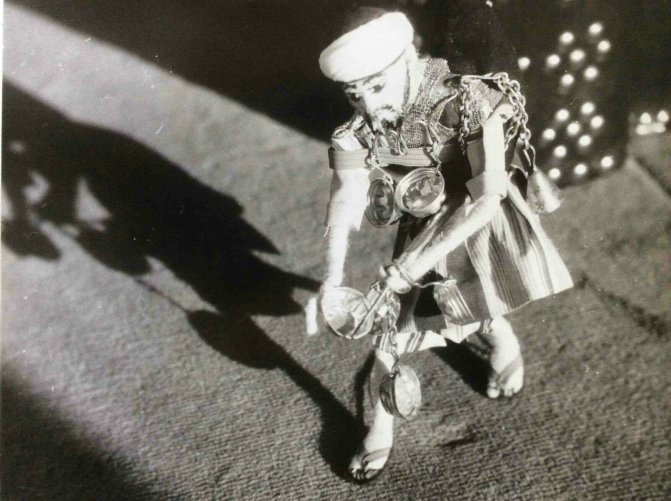 maroc_tirage_argentique_anonyme_entre_1930_et_1960_poupee,_porteur_deau_maghrib