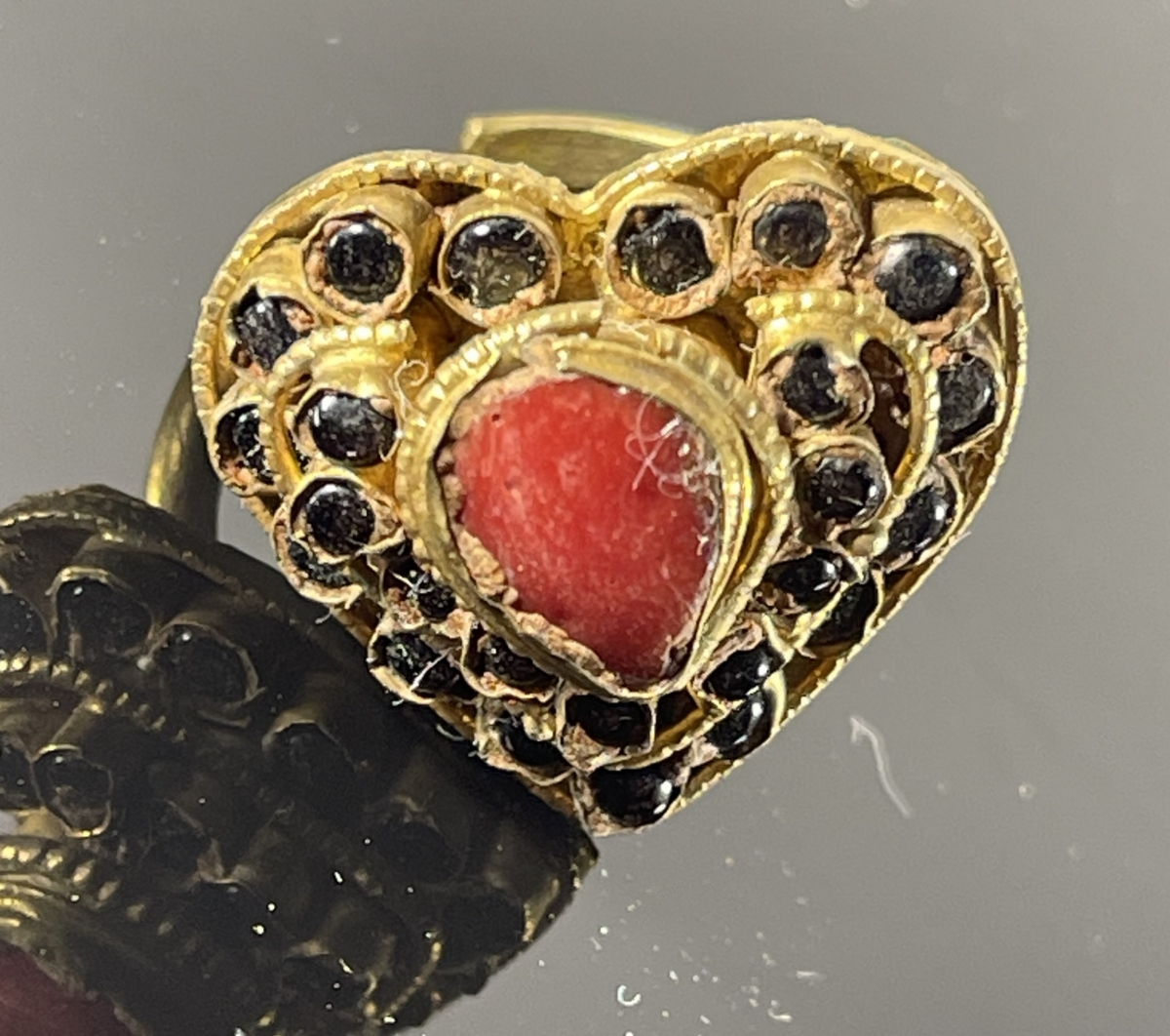 afghanistan_bague_coeur_vers_1960_bijoux_ethnique_afganistan_noir_et_rouge