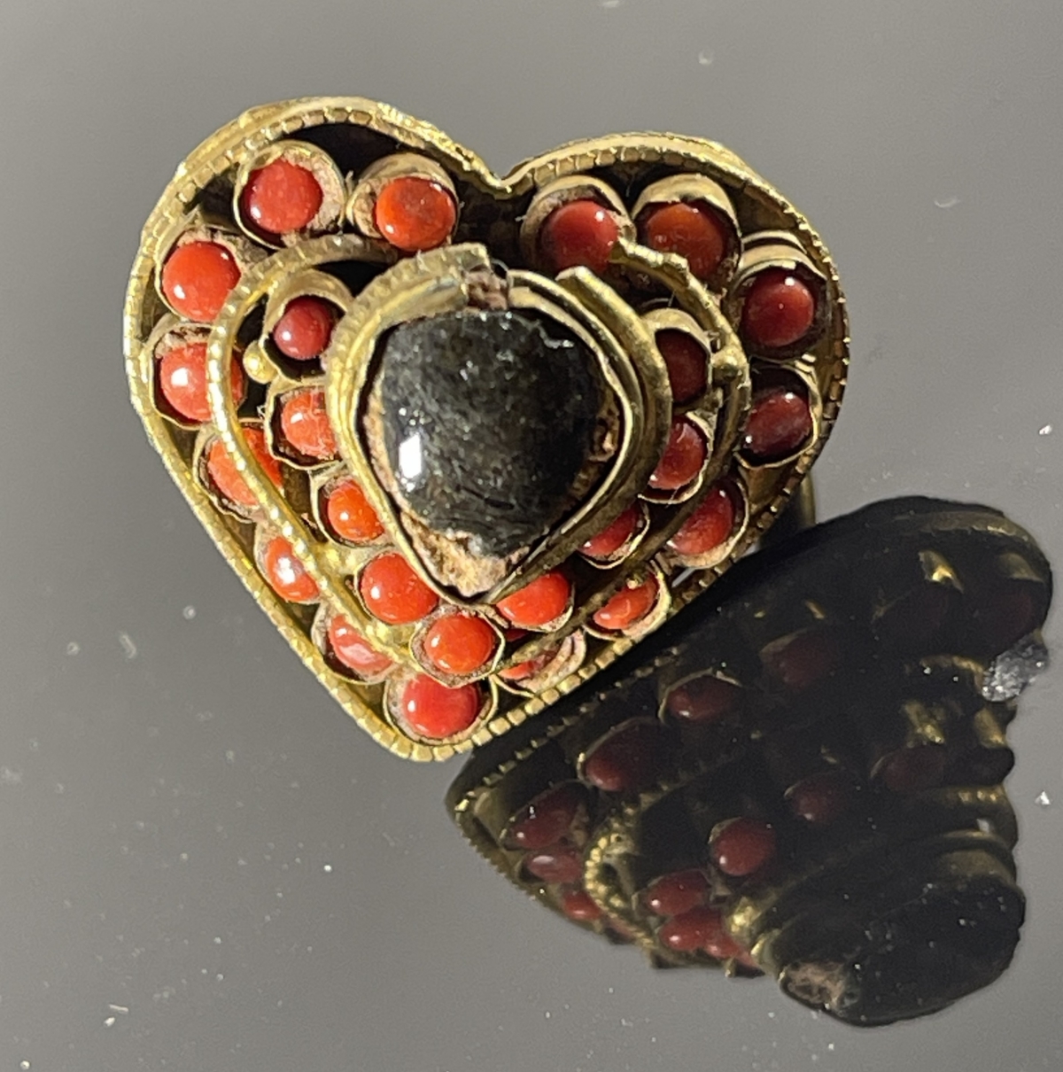 afghanistan_bague_coeur_vers_1960_bijoux_ethnique_afganistan_noir_and_rouge