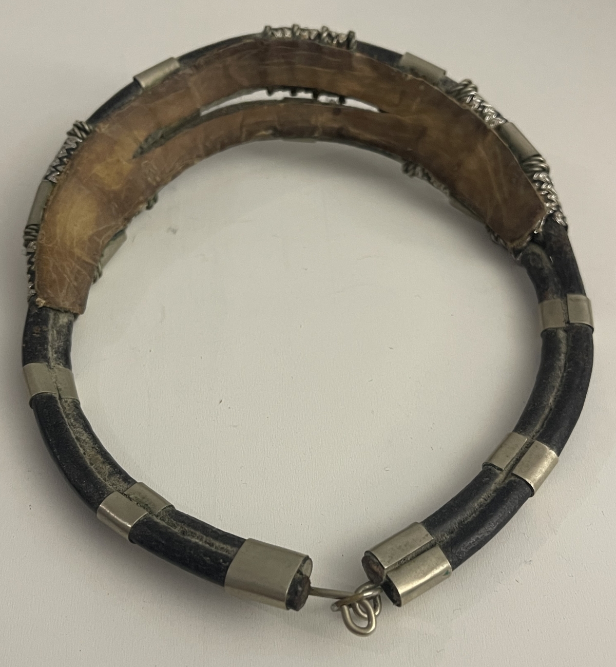 afrique_ancien_collier_tour_de_cou_cuir_et_argent_ethnique_bas_titre_touareg_xx