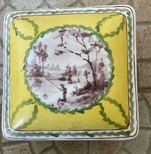 paris_boite_en_porcelaine_debut_xixe_5_registres_sur_fond_jaune