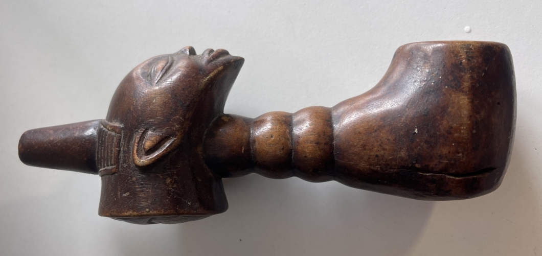pipe_sculptee_attribuee_aux_luba_congo_tete_a_coiffure_en_disque_bois_patine_20_cm