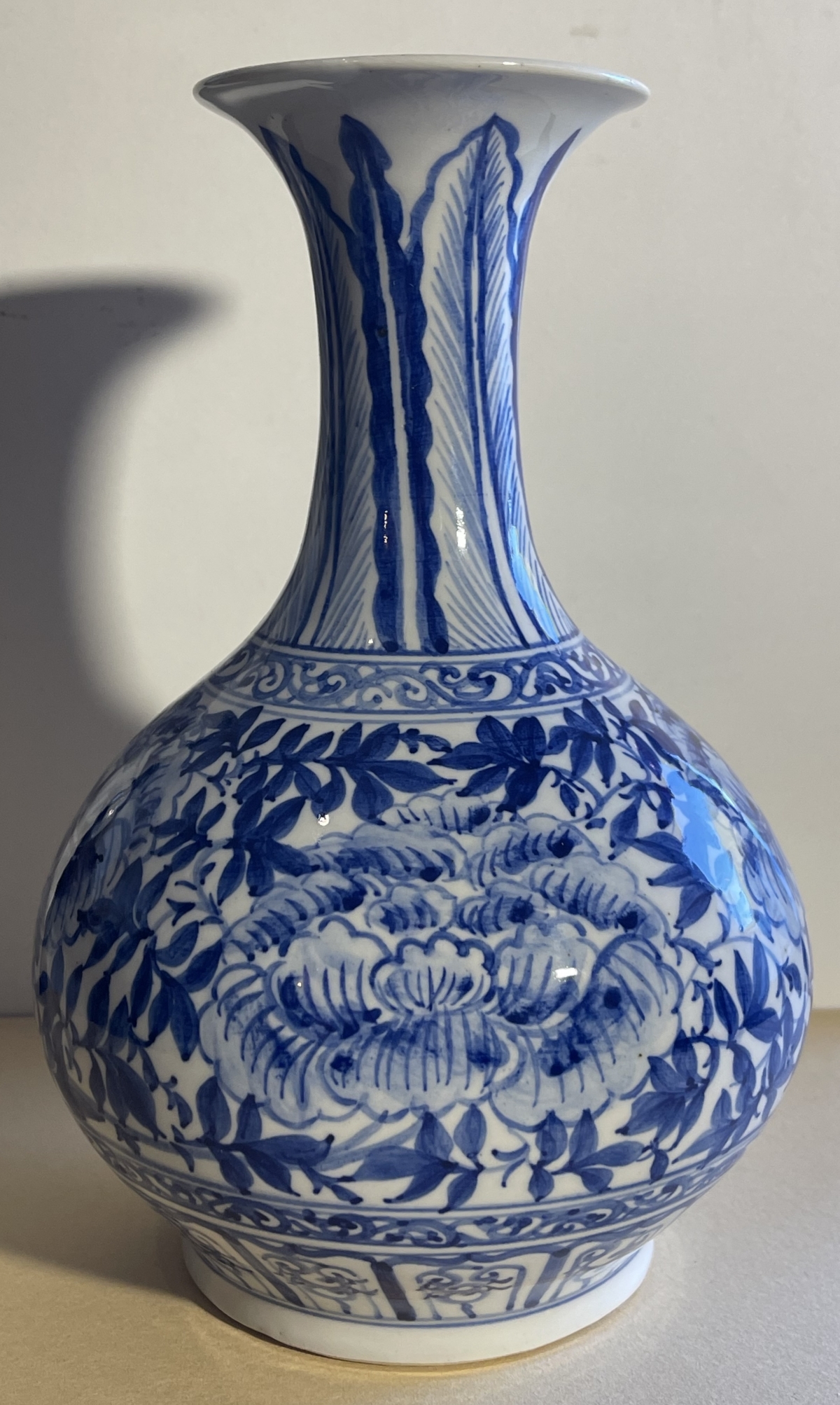 blue_and_white_porcelain_vase_chinese_19th_century_china_chine