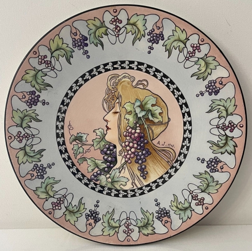 art_nouveau_plat_decoratif_signe_a_j_1905_femme_grappe_de_raisin_vigne_hongrie