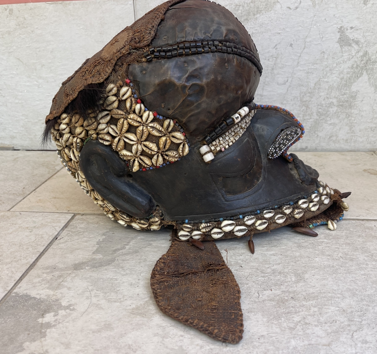 masque_royal_kuba_congo_bois_metal_perles_tissus_vegetal_crinieres_coquillages