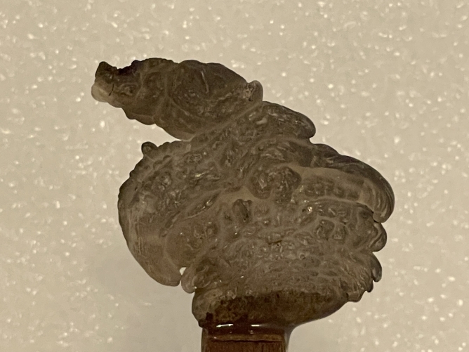 chine_dragon_type_chilong_jade_nephrite_style_archaique_sur_socle_bois