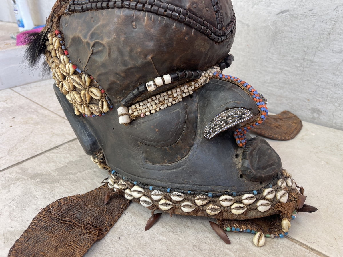 masque_royal_kuba_congo_bois_metal_perles_tissus_vegetal_crinieres_coquillages
