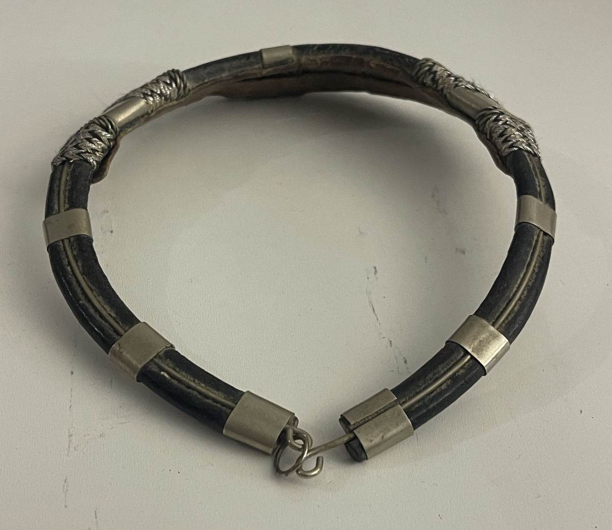 afrique_ancien_collier_tour_de_cou_cuir_et_argent_ethnique_bas_titre_touareg_xx