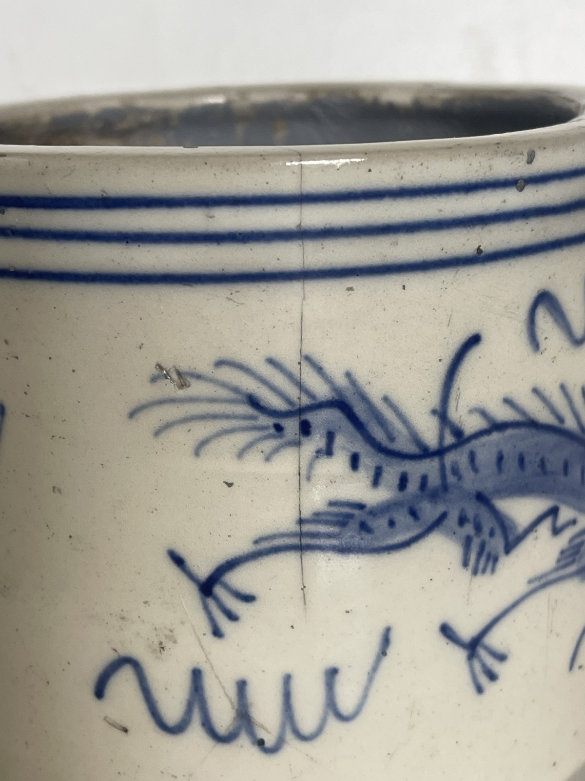 chine_pot_a_pinceaux_bitong_porcelaine_blanc_bleu_dragons_chine_xviii