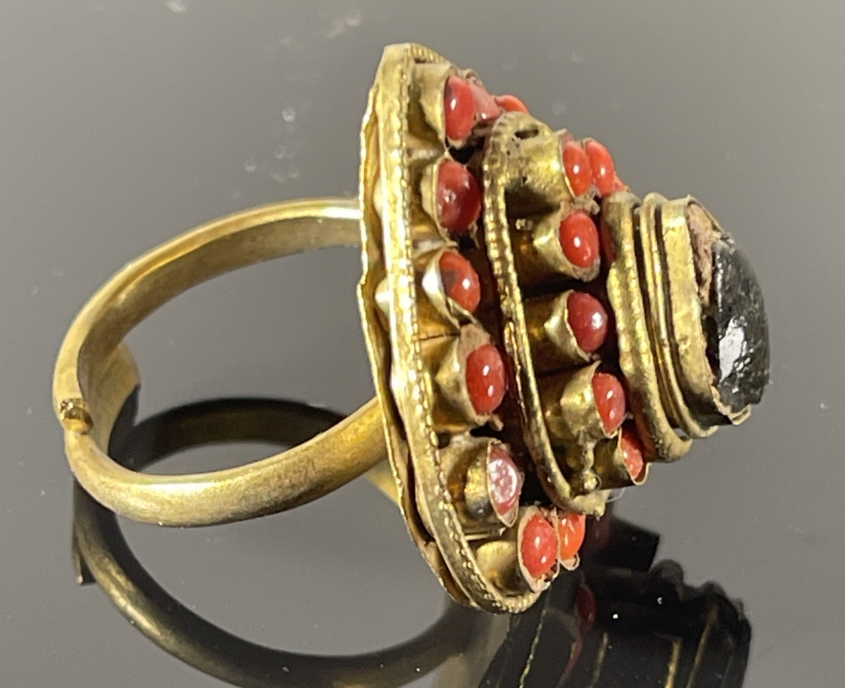 afghanistan_bague_coeur_vers_1960_bijoux_ethnique_afganistan_noir_and_rouge