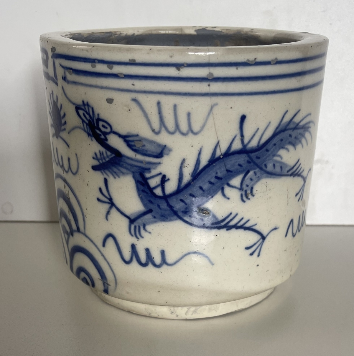 chine_pot_a_pinceaux_bitong_porcelaine_blanc_bleu_dragons_chine_xviii