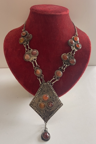 bijou_de_poitrine_amazigh_vers_1970,_cornaline_et_agate_ambree