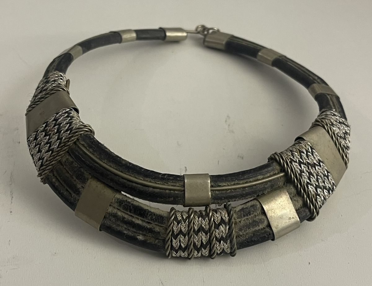 afrique_ancien_collier_tour_de_cou_cuir_et_argent_ethnique_bas_titre_touareg_xx