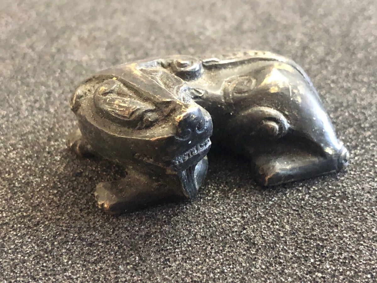 poids_a_rouleaux_zoomorphe_lionne_en_bronze_a_patine_brune_chine_china