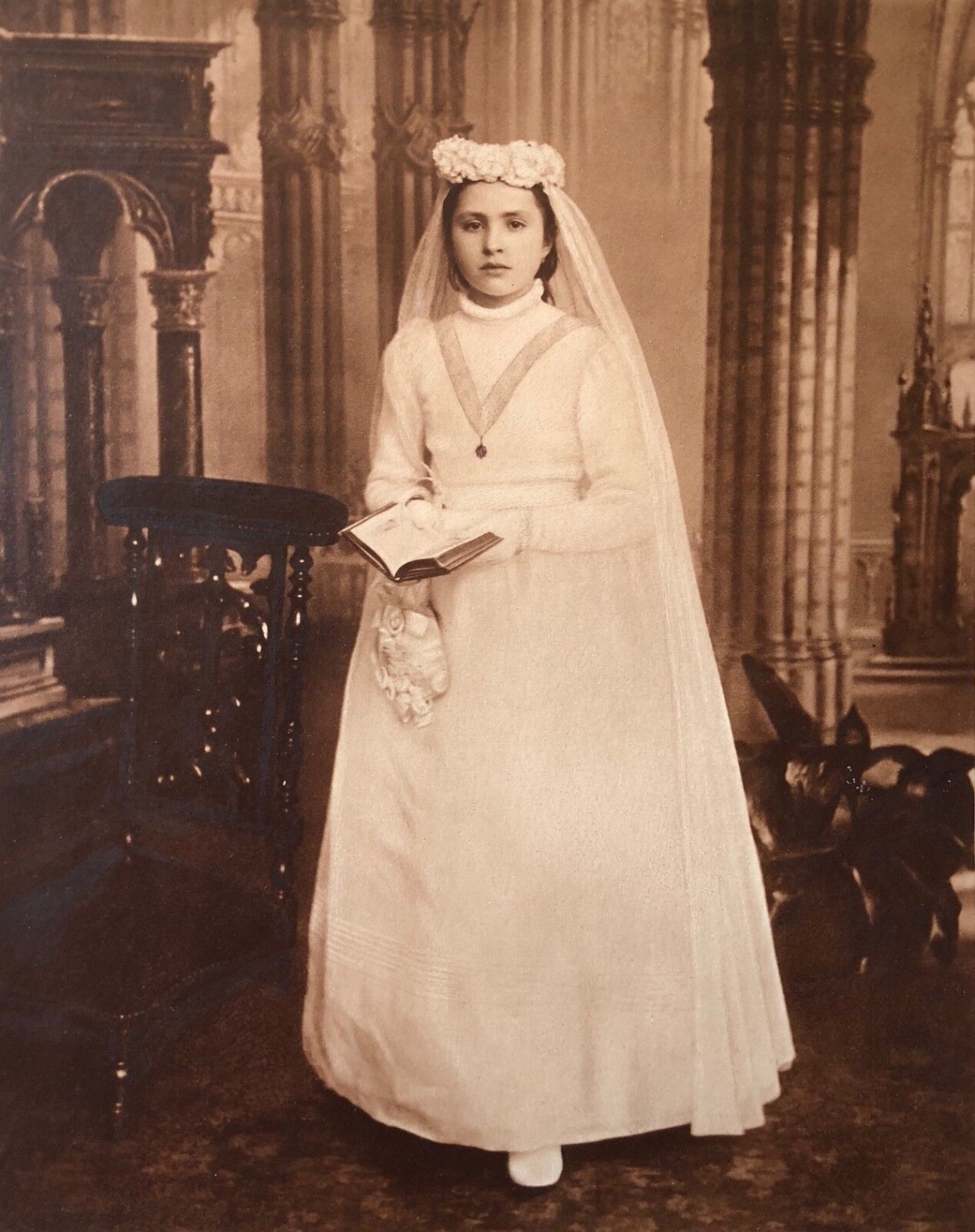 marie_cheminade_jeune_fille_en_communion_albumine_circa_1880_anonyme