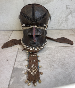 masque_royal_kuba_congo_bois_metal_perles_tissus_vegetal_crinieres_coquillages