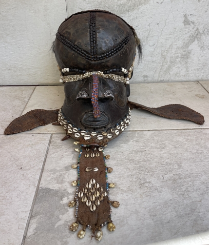 masque_royal_kuba_congo_bois_metal_perles_tissus_vegetal_crinieres_coquillages