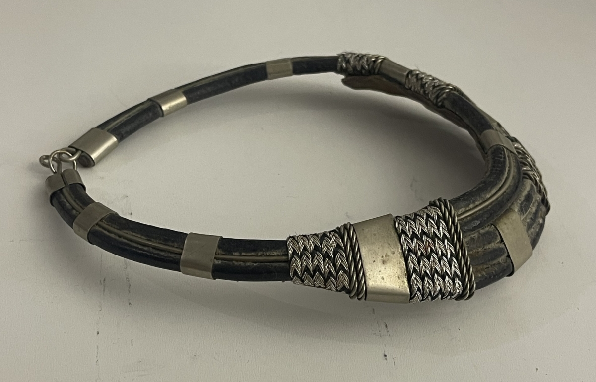 afrique_ancien_collier_tour_de_cou_cuir_et_argent_ethnique_bas_titre_touareg_xx