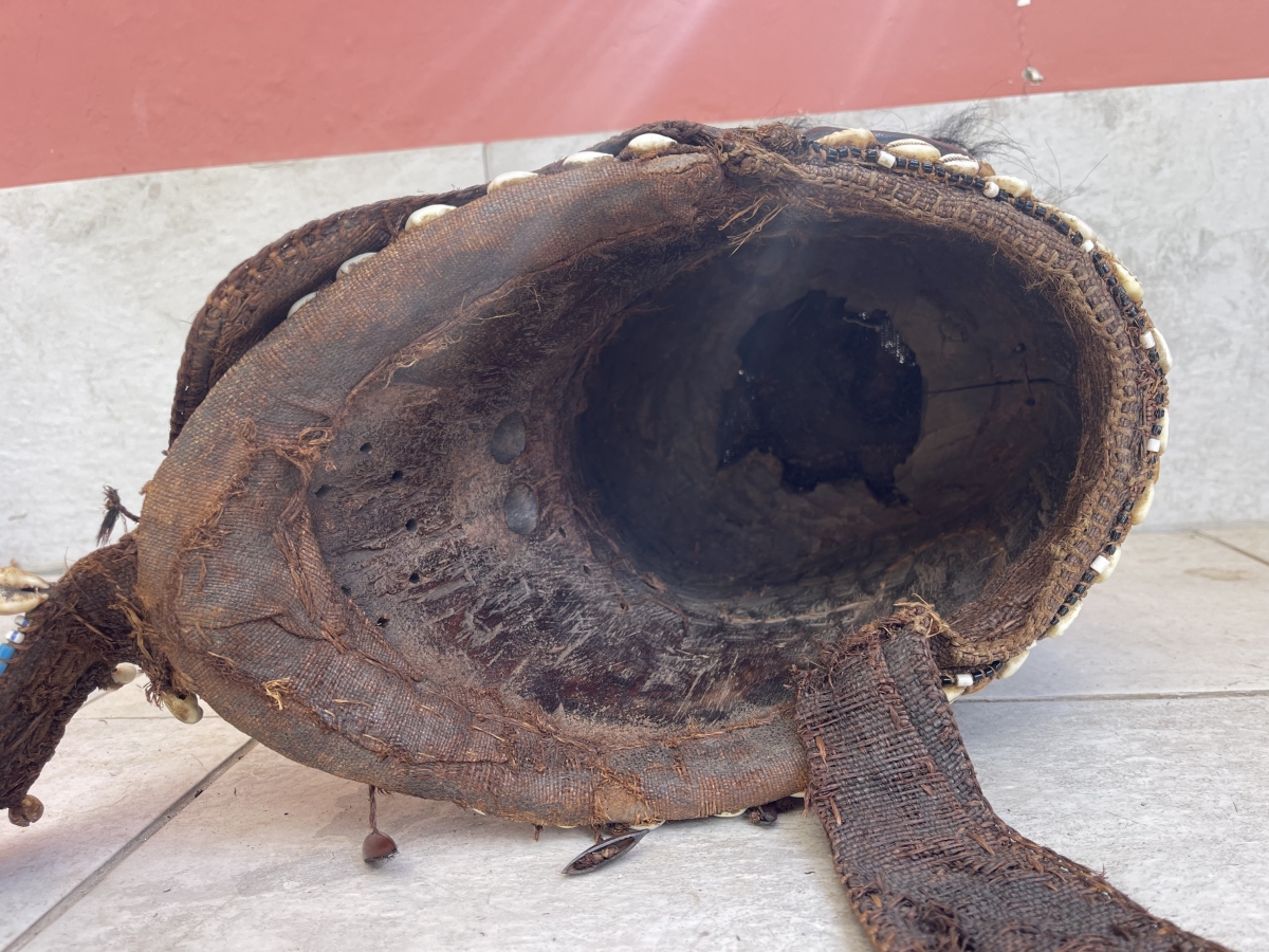 masque_royal_kuba_congo_bois_metal_perles_tissus_vegetal_crinieres_coquillages