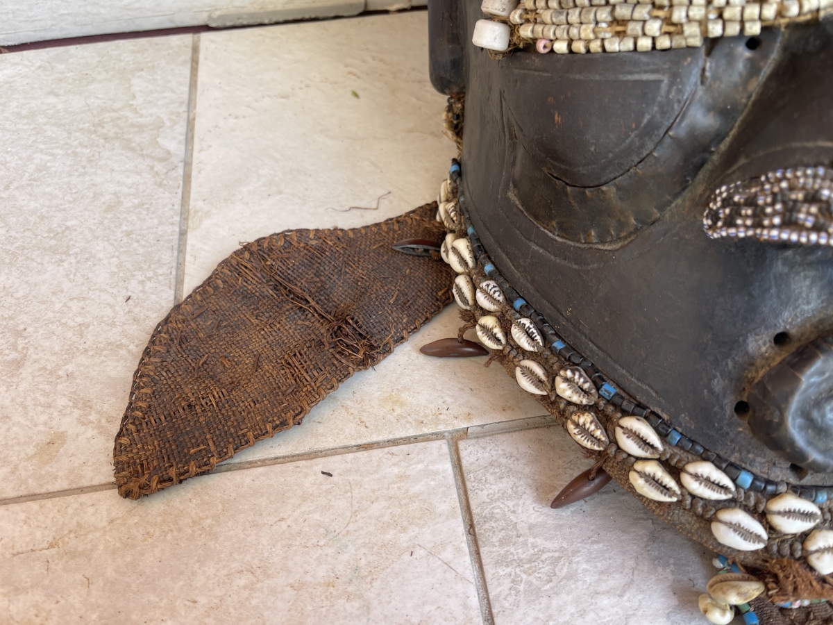 masque_royal_kuba_congo_bois_metal_perles_tissus_vegetal_crinieres_coquillages