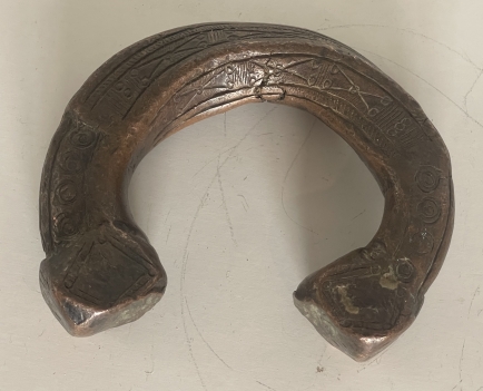 bracelet_monnaie_mondua_nigeria_bronze_corps_torsade_manille