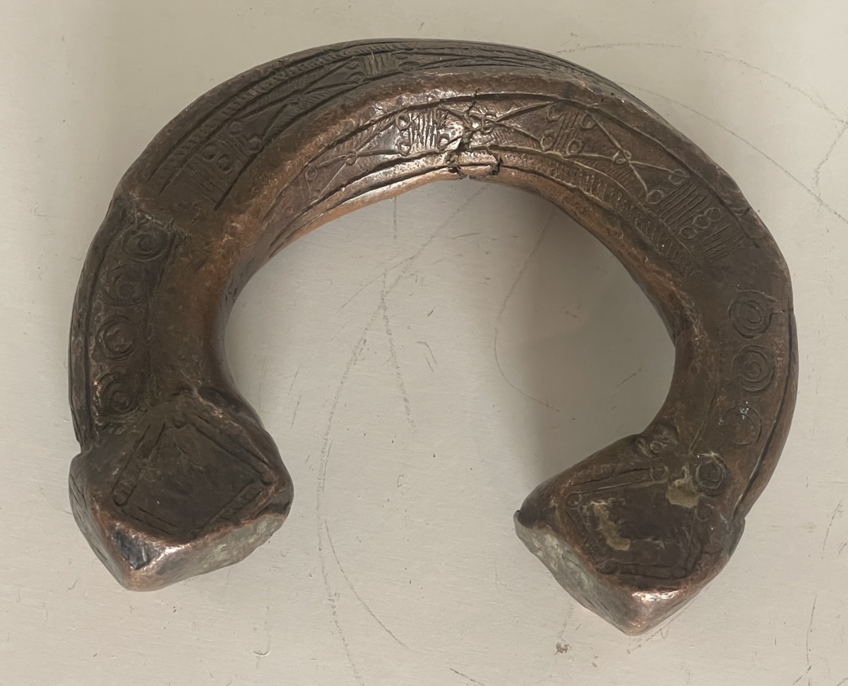 bracelet_monnaie_mondua_nigeria_bronze_corps_torsade_manille