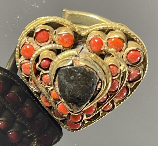 afghanistan_bague_coeur_vers_1960_bijoux_ethnique_afganistan_noir_and_rouge