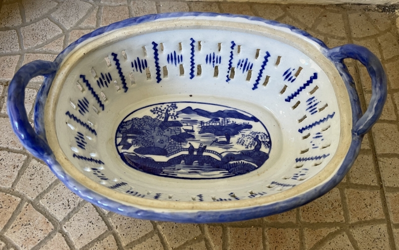 chine_paniere_ajouree_en_porcelaine_xixe_blanc_bleu