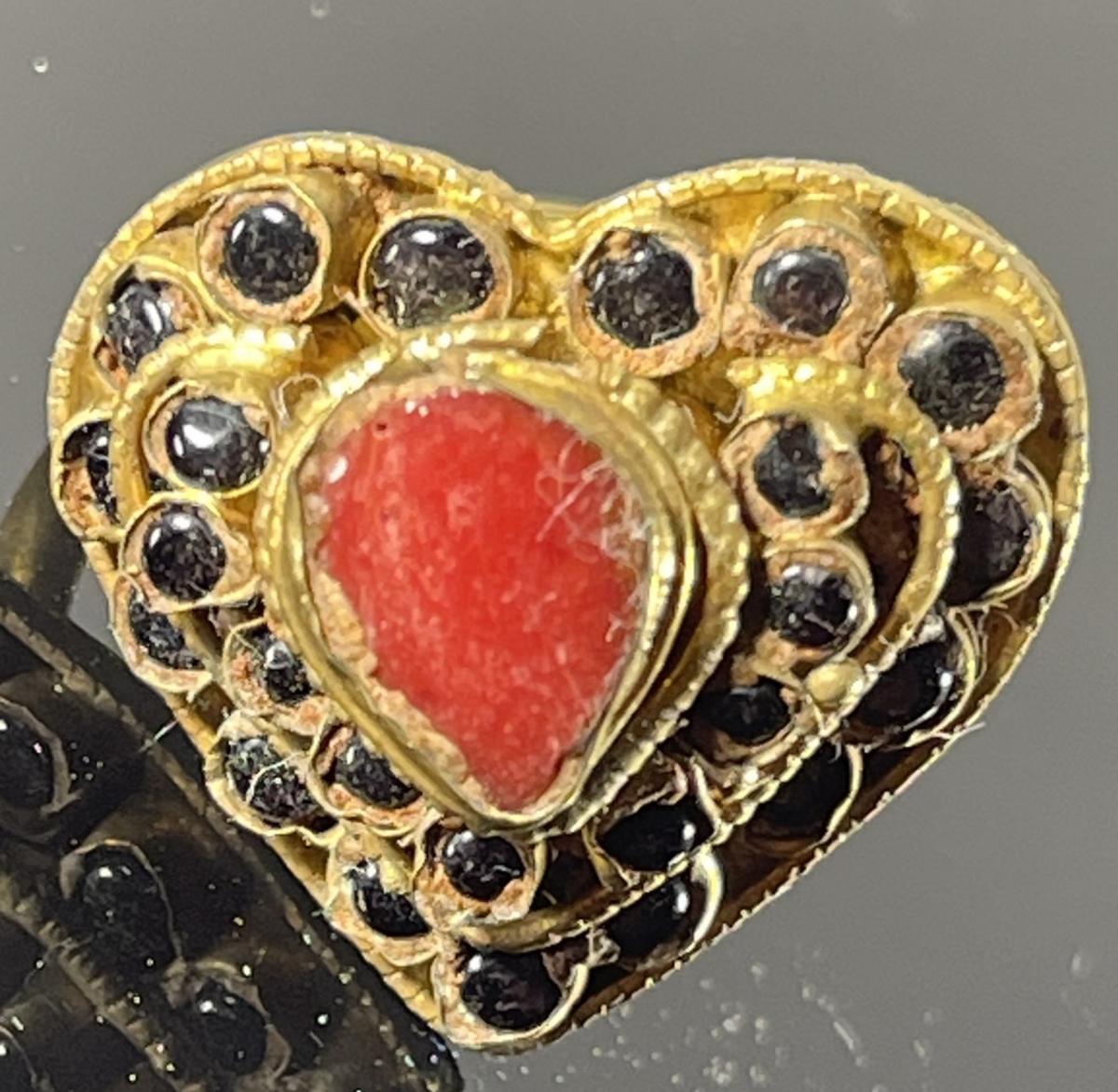 afghanistan_bague_coeur_vers_1960_bijoux_ethnique_afganistan_noir_et_rouge