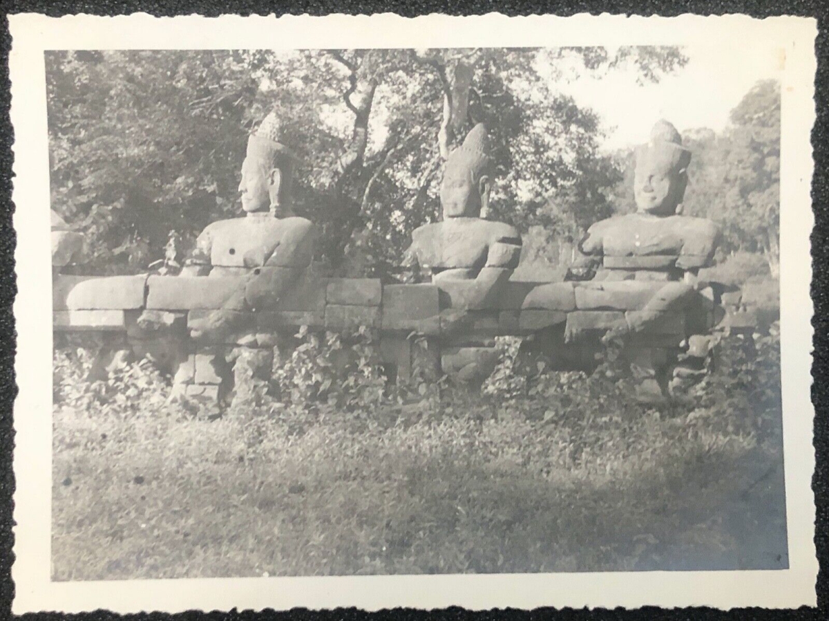 angkor_thom_statues_de_pierres_vers_1950_argentique_cambodge