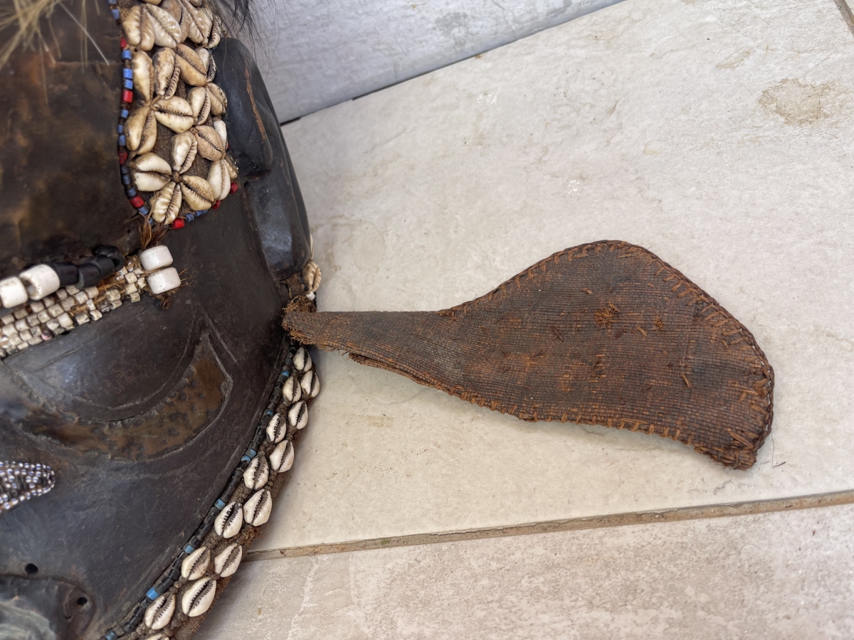 masque_royal_kuba_congo_bois_metal_perles_tissus_vegetal_crinieres_coquillages