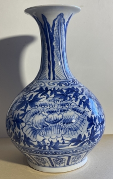 blue_and_white_porcelain_vase_chinese_19th_century_china_chine