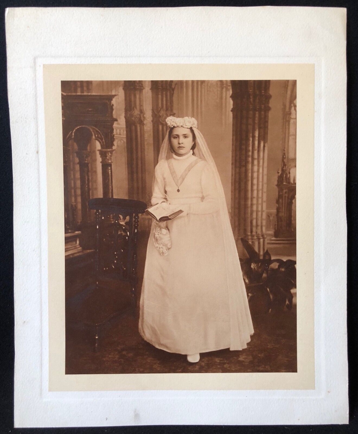 marie_cheminade_jeune_fille_en_communion_albumine_circa_1880_anonyme