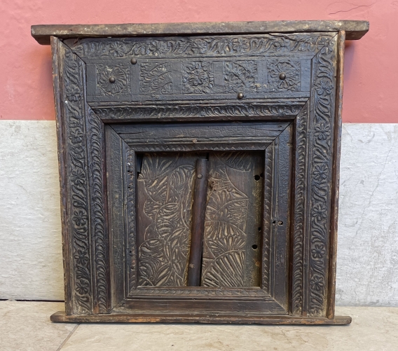 ancienne_fenetre_inde_a_decor_sculpte_de_fleurs_et_rinceaux_xixe