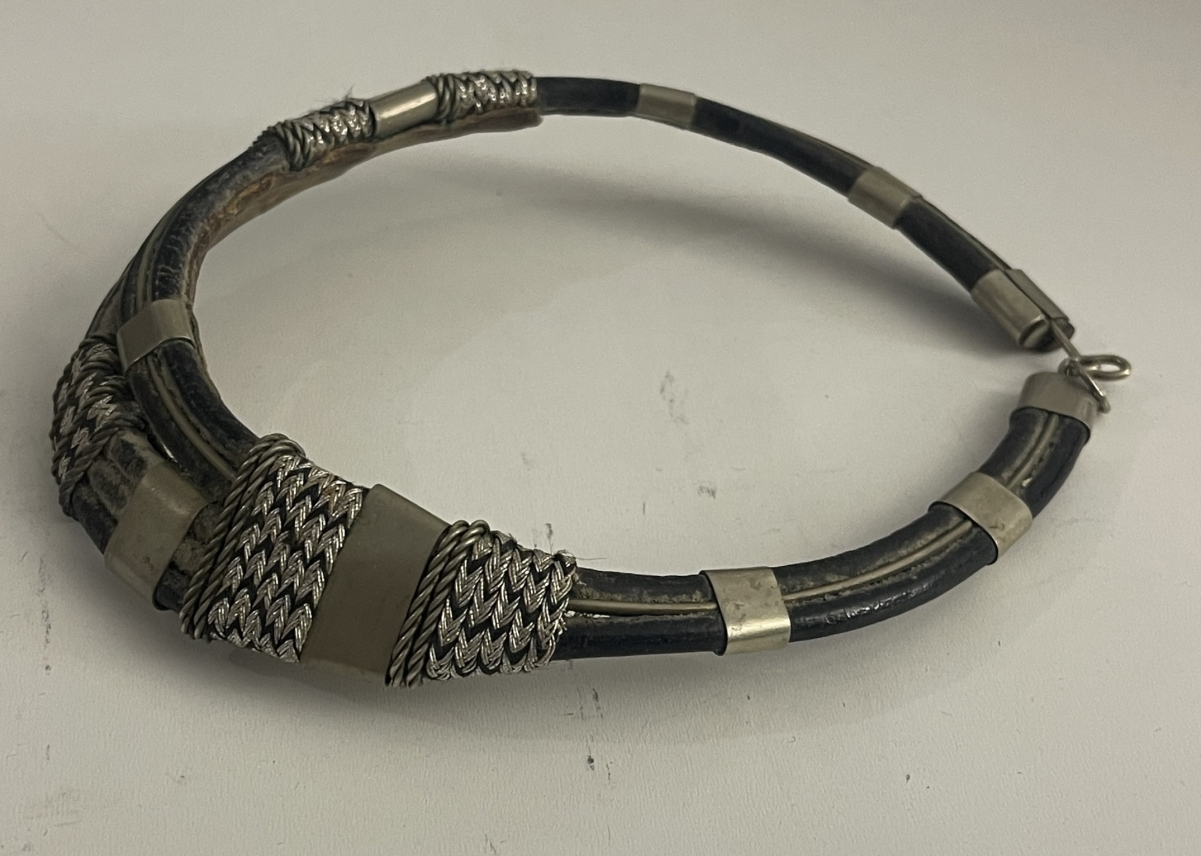 afrique_ancien_collier_tour_de_cou_cuir_et_argent_ethnique_bas_titre_touareg_xx