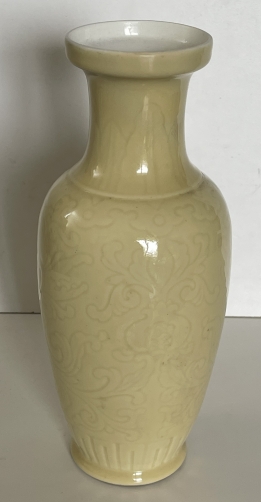 chine_vase_jingdezhen_en_porcelaine_jaune_decor_engrave_sous_couverte_vers_1950