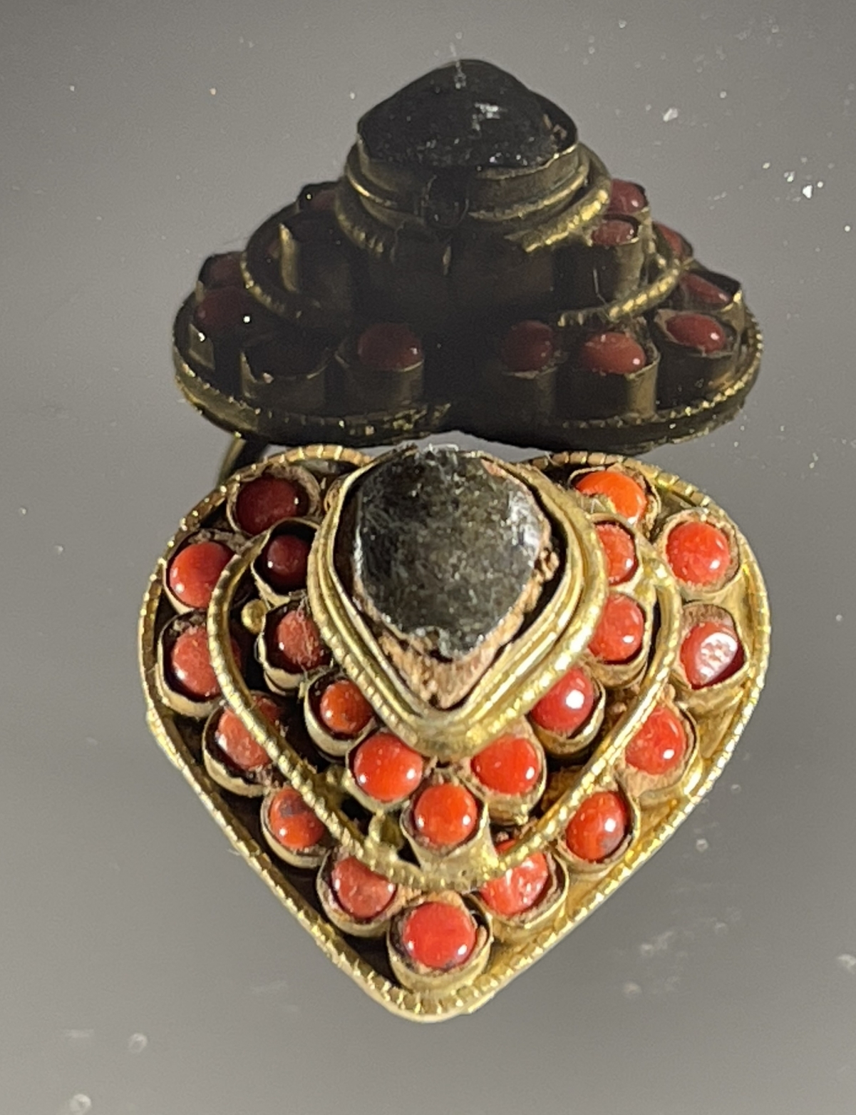 afghanistan_bague_coeur_vers_1960_bijoux_ethnique_afganistan_noir_and_rouge