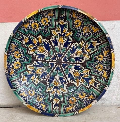 maroc_plat_en_faience_polychrome_bleu_jaune_brun_vert_sur_fond_blanc_xviiie