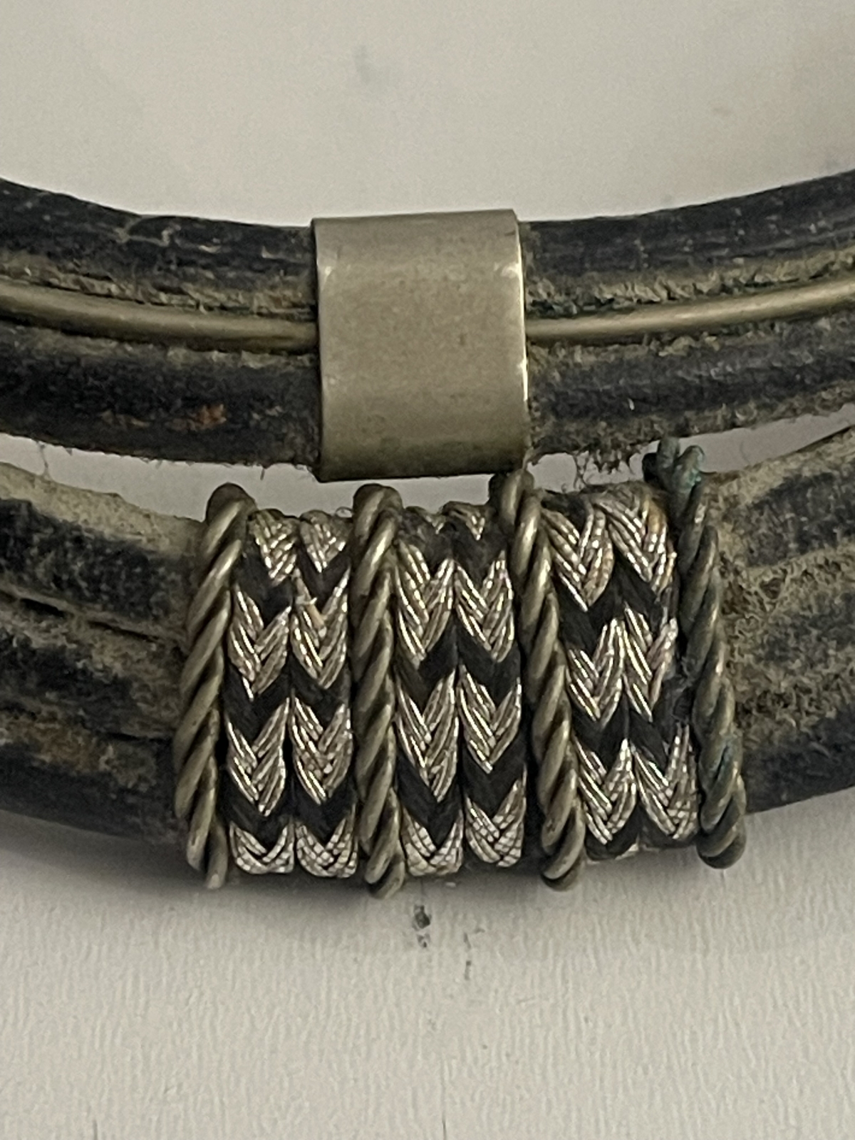 afrique_ancien_collier_tour_de_cou_cuir_et_argent_ethnique_bas_titre_touareg_xx