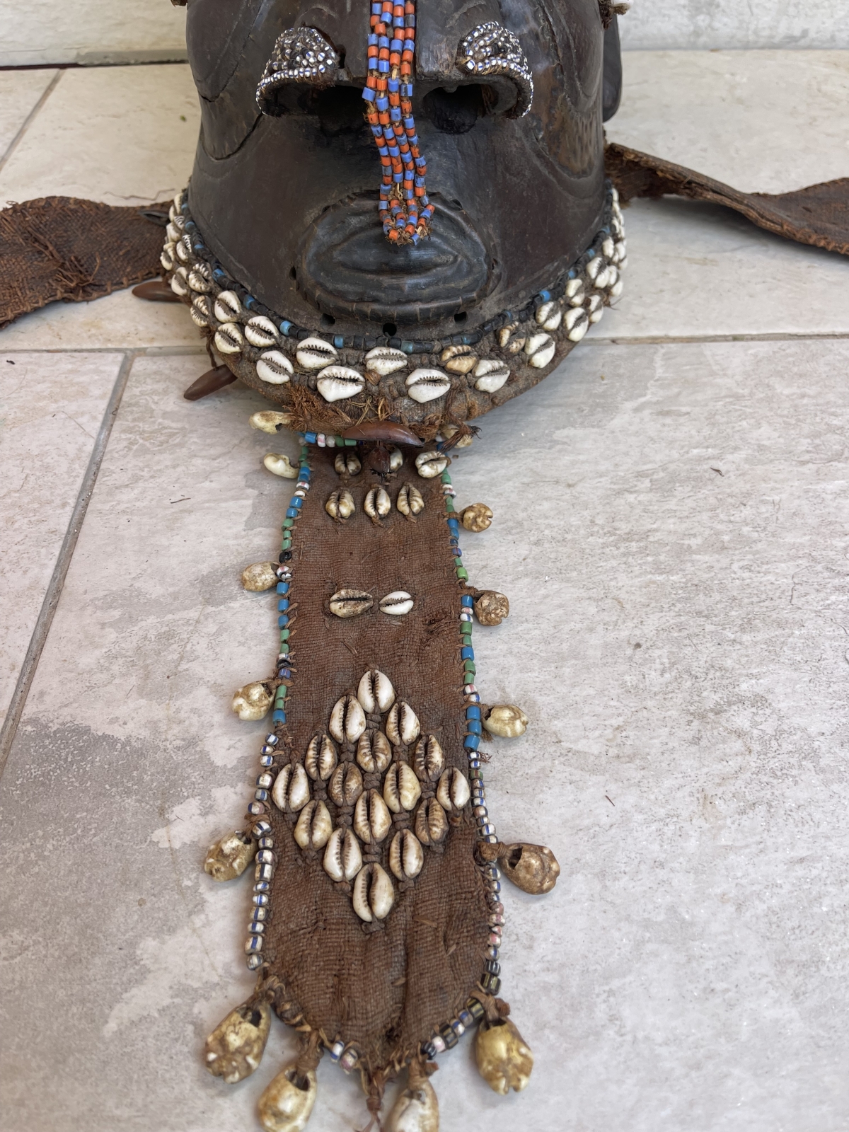masque_royal_kuba_congo_bois_metal_perles_tissus_vegetal_crinieres_coquillages