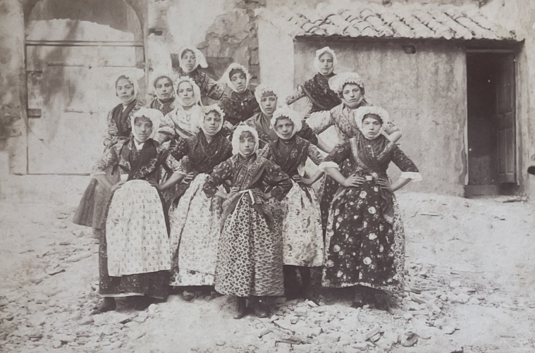 marseille_jeunes_filles_adolphe_terris_1820-1899_photographie_albumine_vers_1865