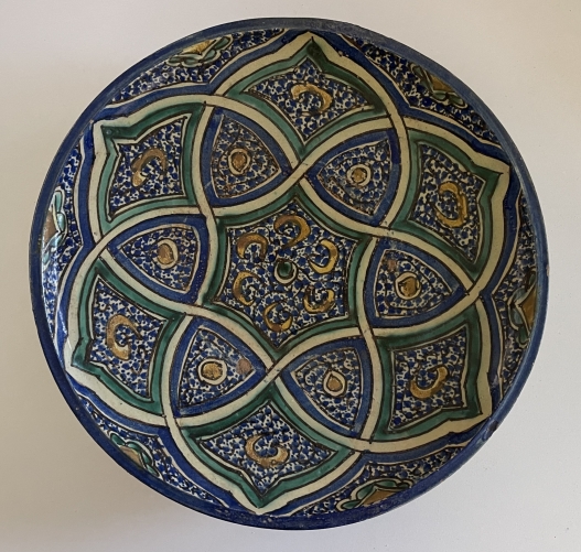 maroc_plat_en_faience_polychrome_bleu_jaune_brun_vert_sur_fond_blanc_xviiie