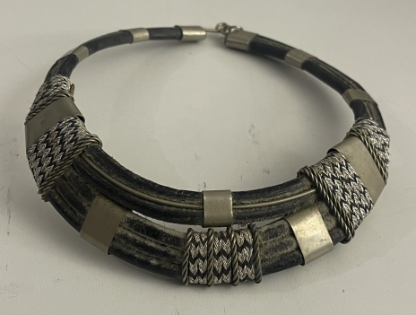 afrique_ancien_collier_tour_de_cou_cuir_et_argent_ethnique_bas_titre_touareg_xx