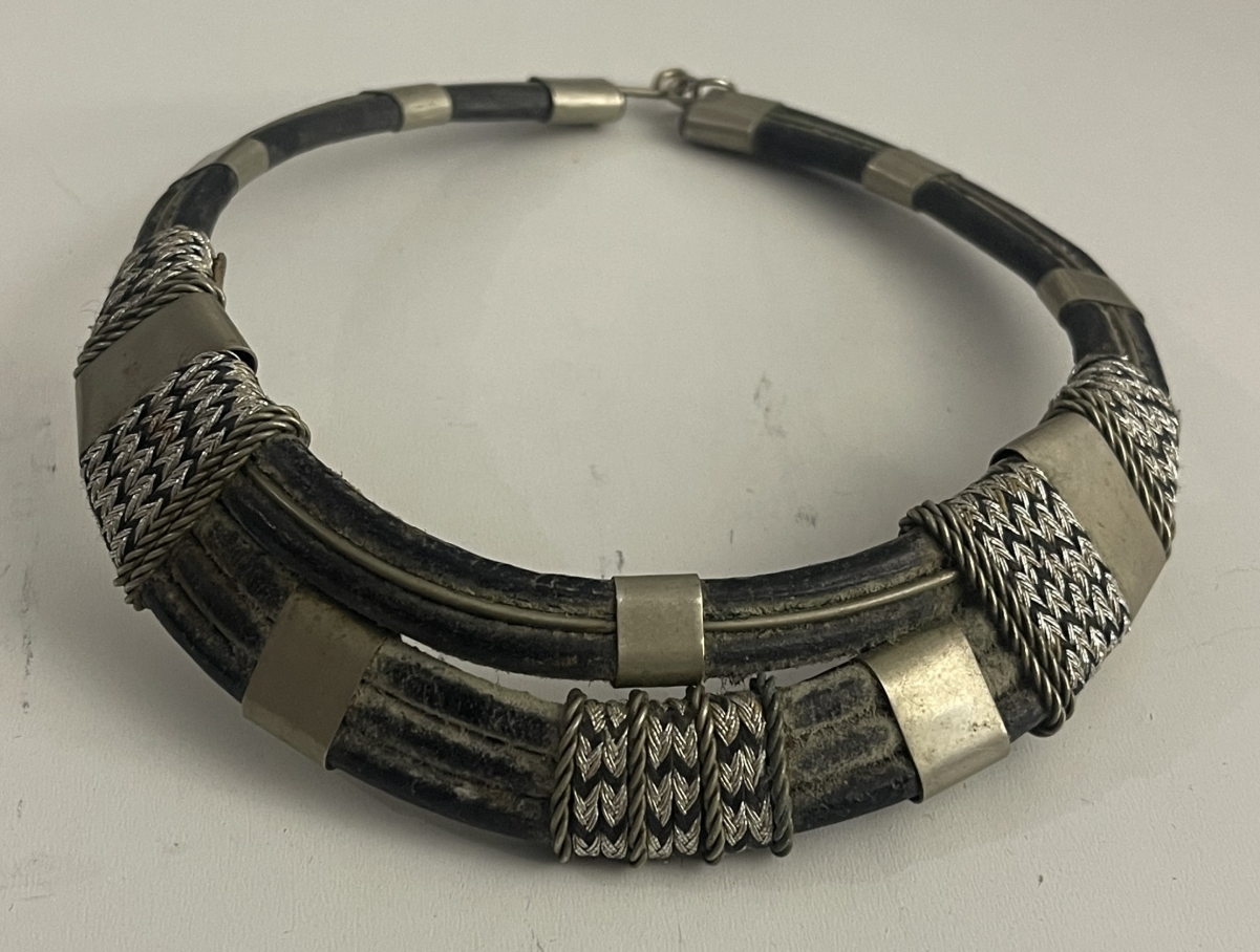 afrique_ancien_collier_tour_de_cou_cuir_et_argent_ethnique_bas_titre_touareg_xx