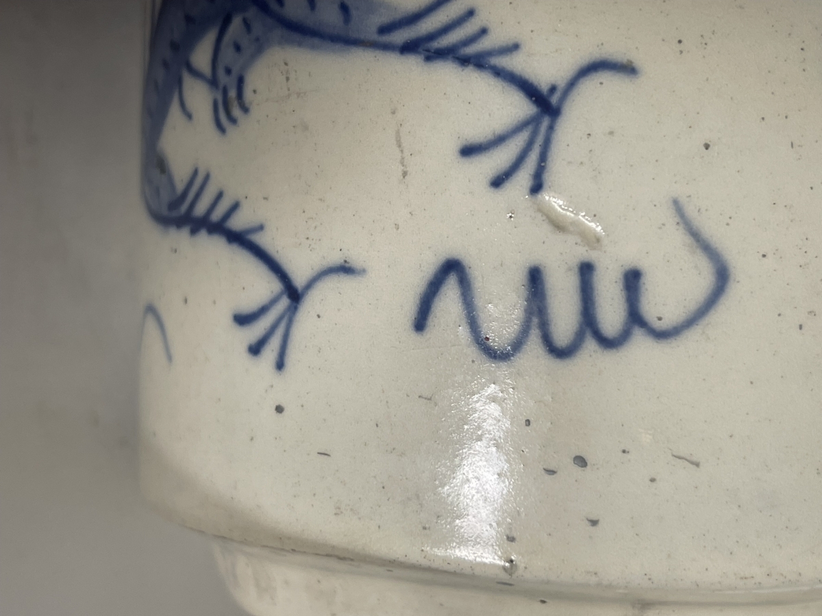 chine_pot_a_pinceaux_bitong_porcelaine_blanc_bleu_dragons_chine_xviii
