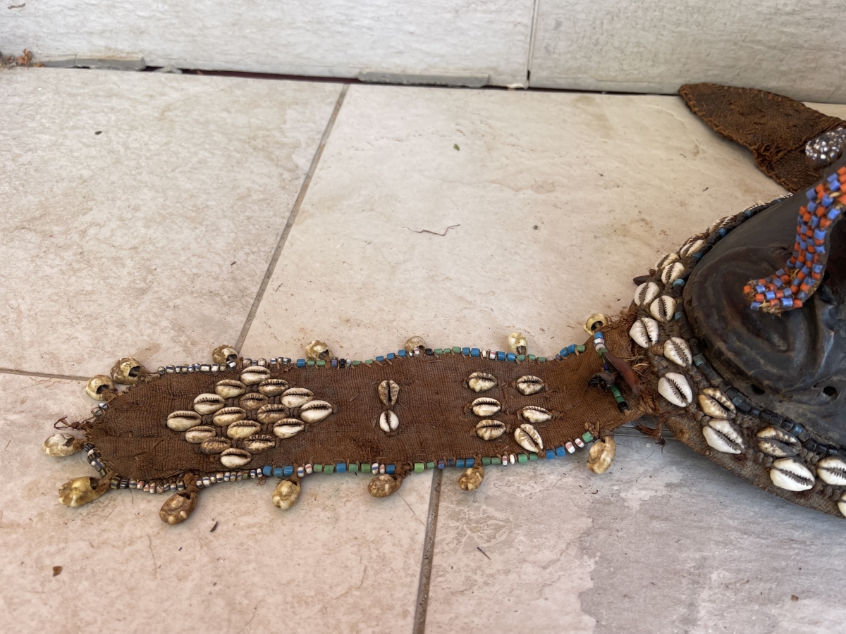 masque_royal_kuba_congo_bois_metal_perles_tissus_vegetal_crinieres_coquillages