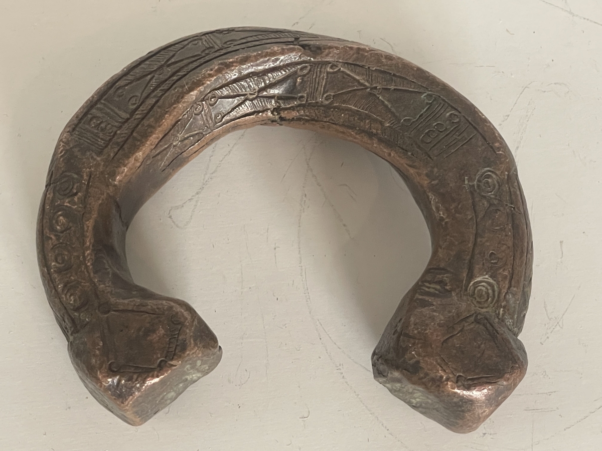 bracelet_monnaie_mondua_nigeria_bronze_corps_torsade_manille